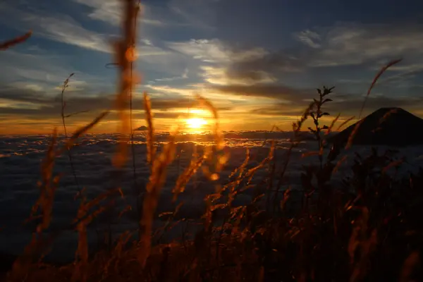Pemandangan di atas puncak gunung Sumbing