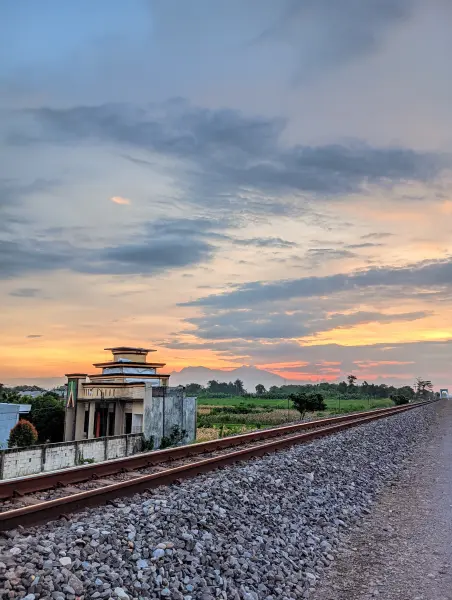 Pemandangan sunset di tengah jalur kereta api