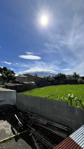 “Pagi Cerah di Balik Sawah dan Gunung” ☀️🌾