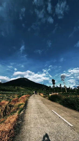 “Jalan Menuju Kaki Gunung” ⛰️🌤️