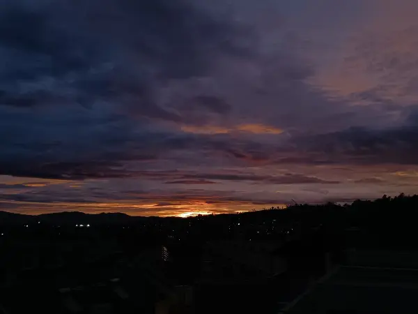 Pemandangan sunset di tepi kota