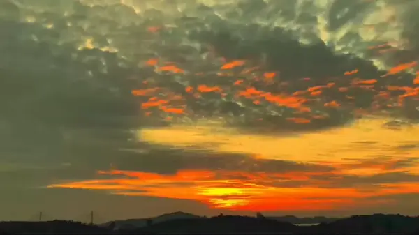 Siluet Bukit dalam Pelukan Senja