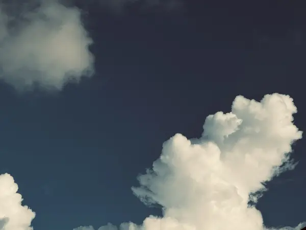 Langit Biru Cerah dengan Awan Putih