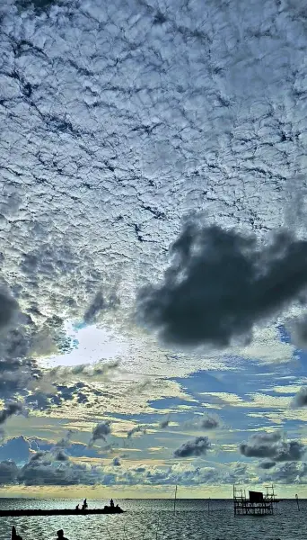 pemandangan langit pada sore hari