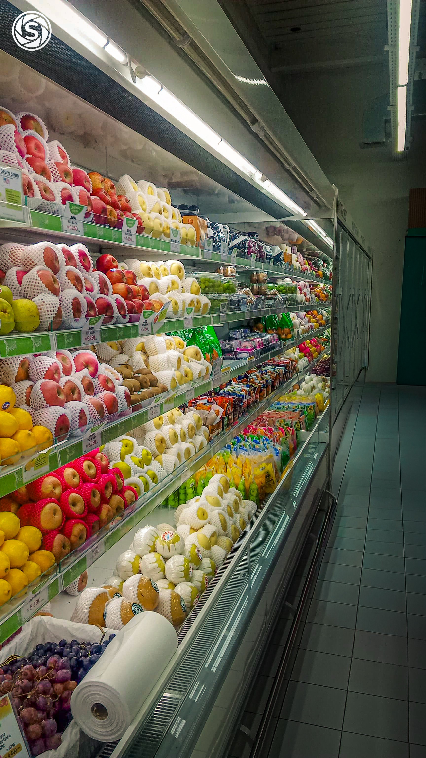 Etalase buah di sebuah mall - foto oleh tahh di PictStock