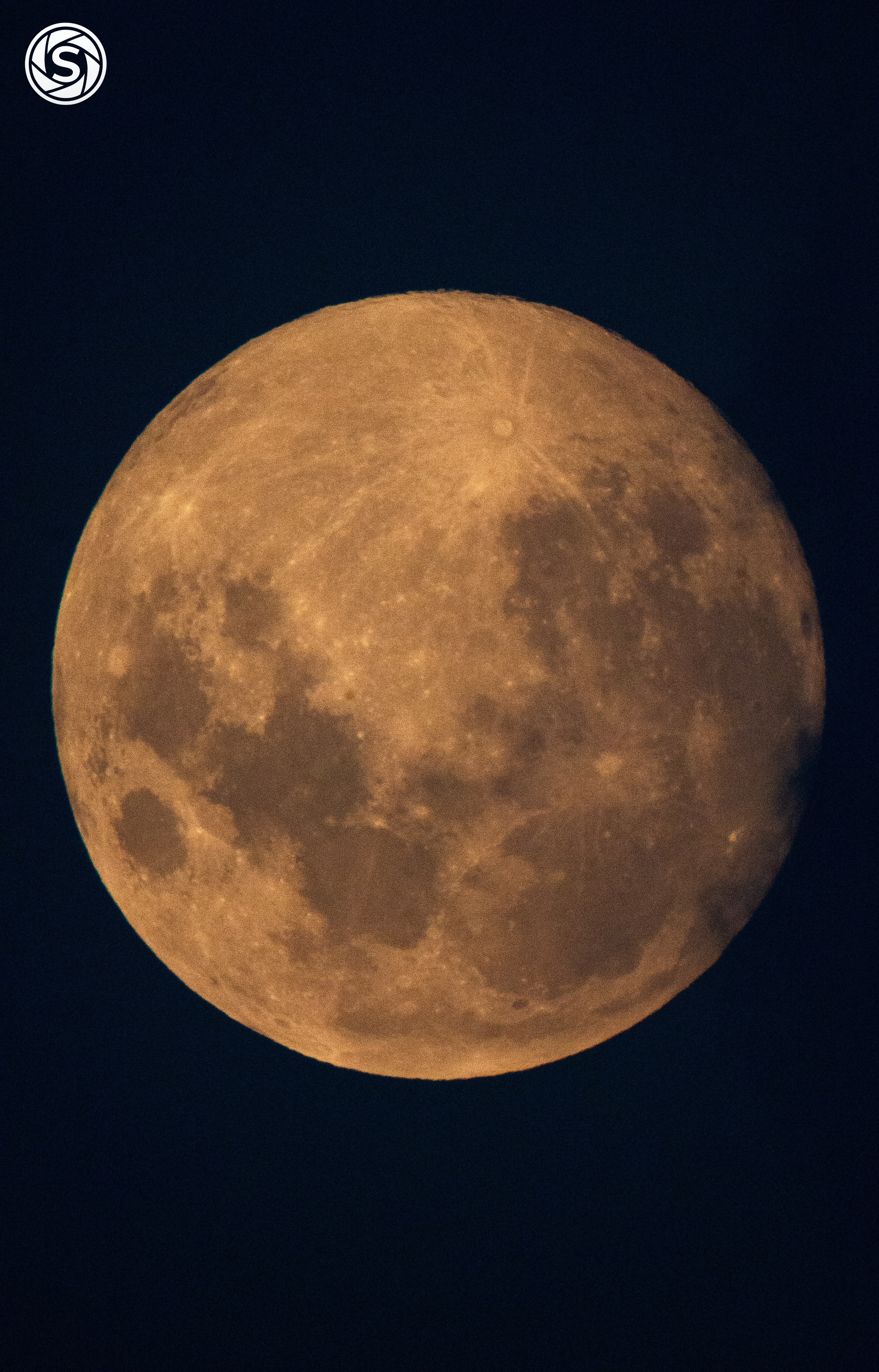 snow moon - foto oleh Ravik Walhidayah di PictStock
