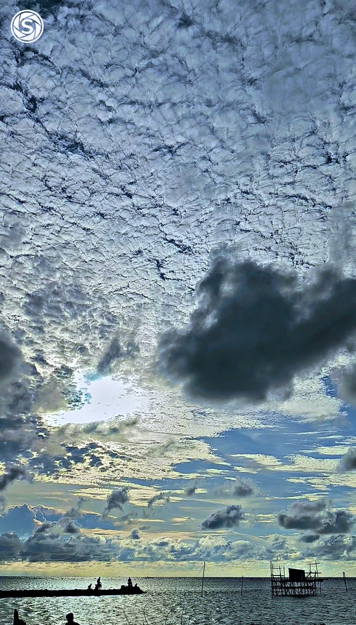 pemandangan langit pada sore hari - foto oleh riski hy di PictStock