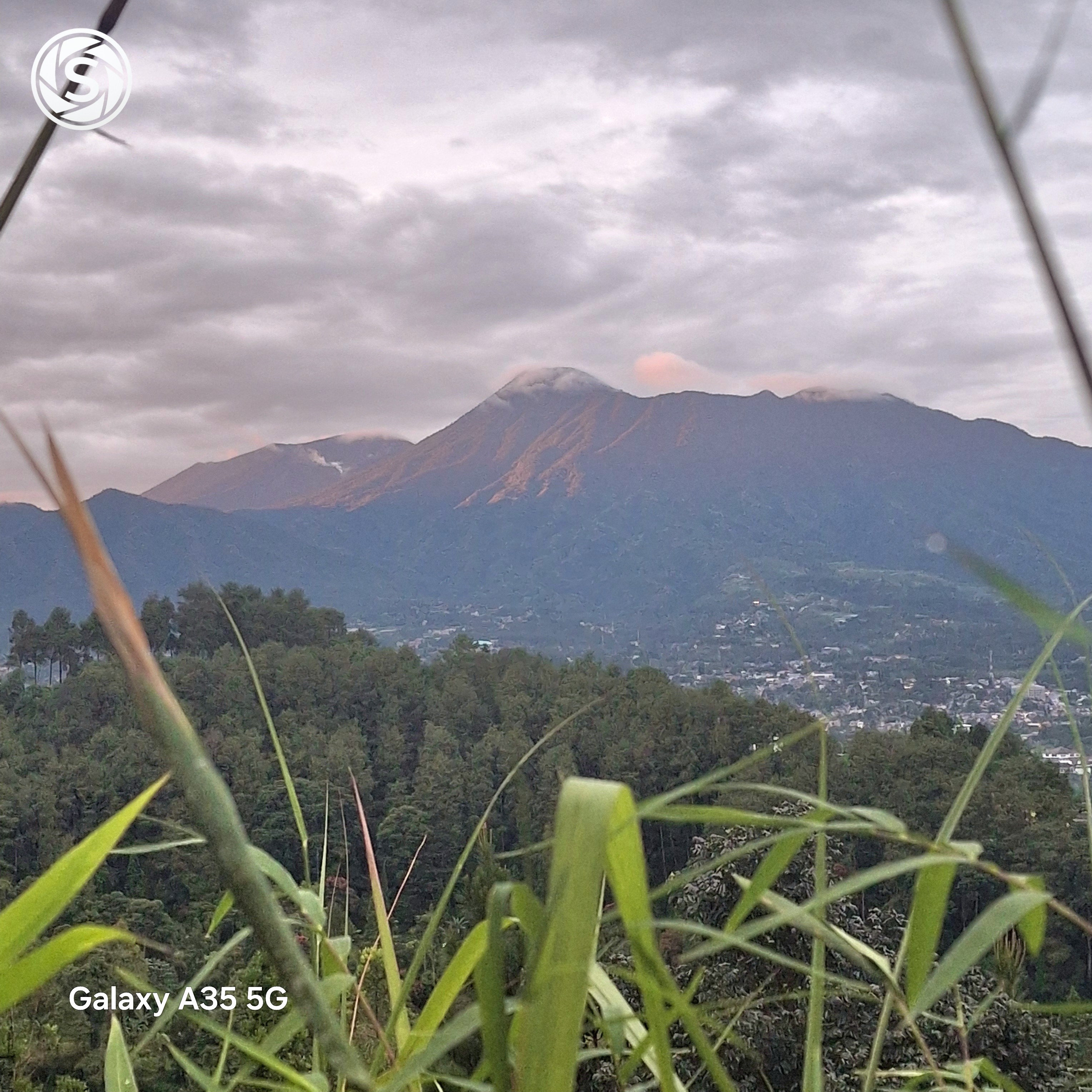 Pegunungan indah - foto oleh Ardi Ansyah di PictStock