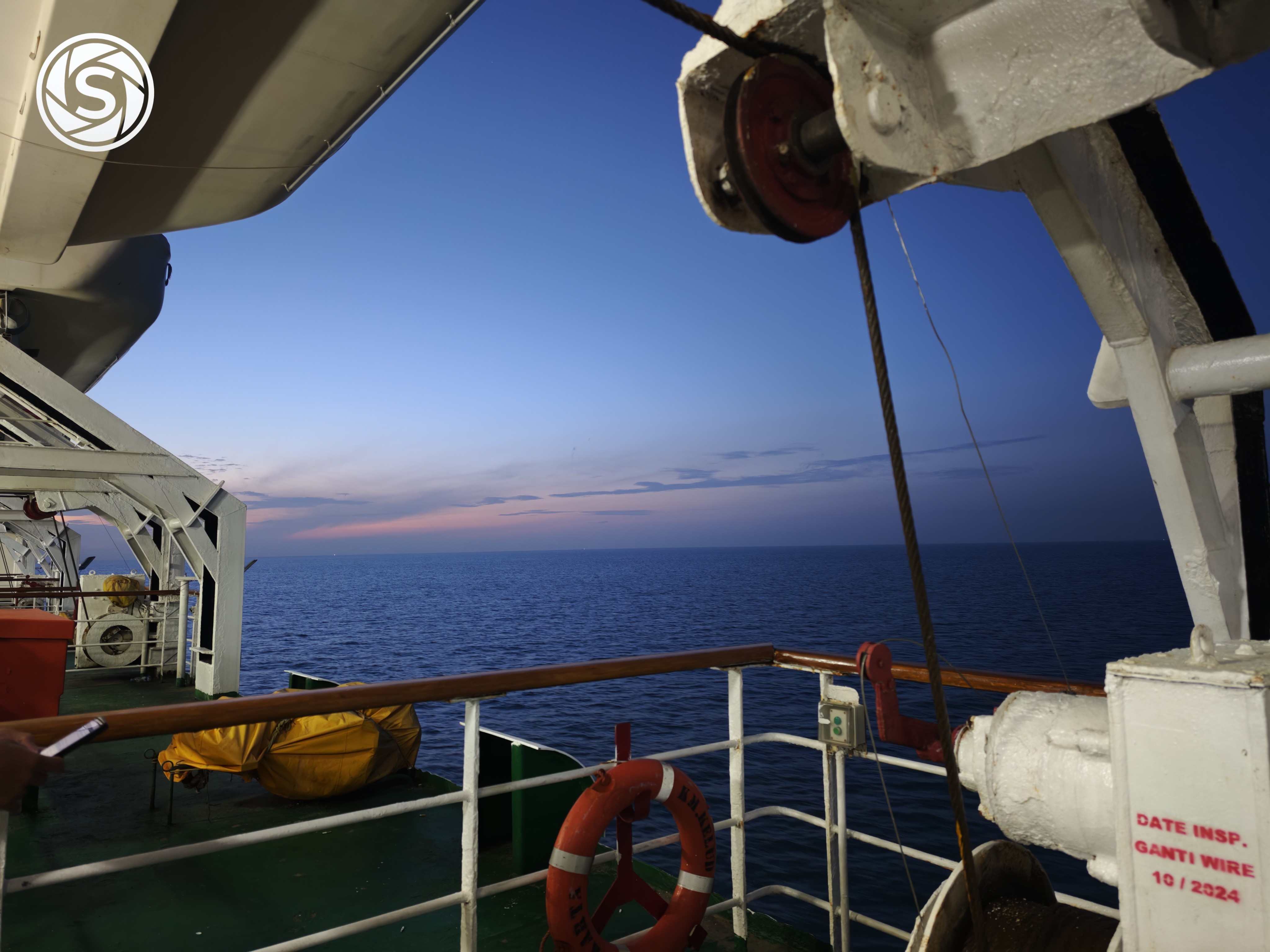 Pemandangan laut di saat senja - foto oleh Monang Panggabean di PictStock