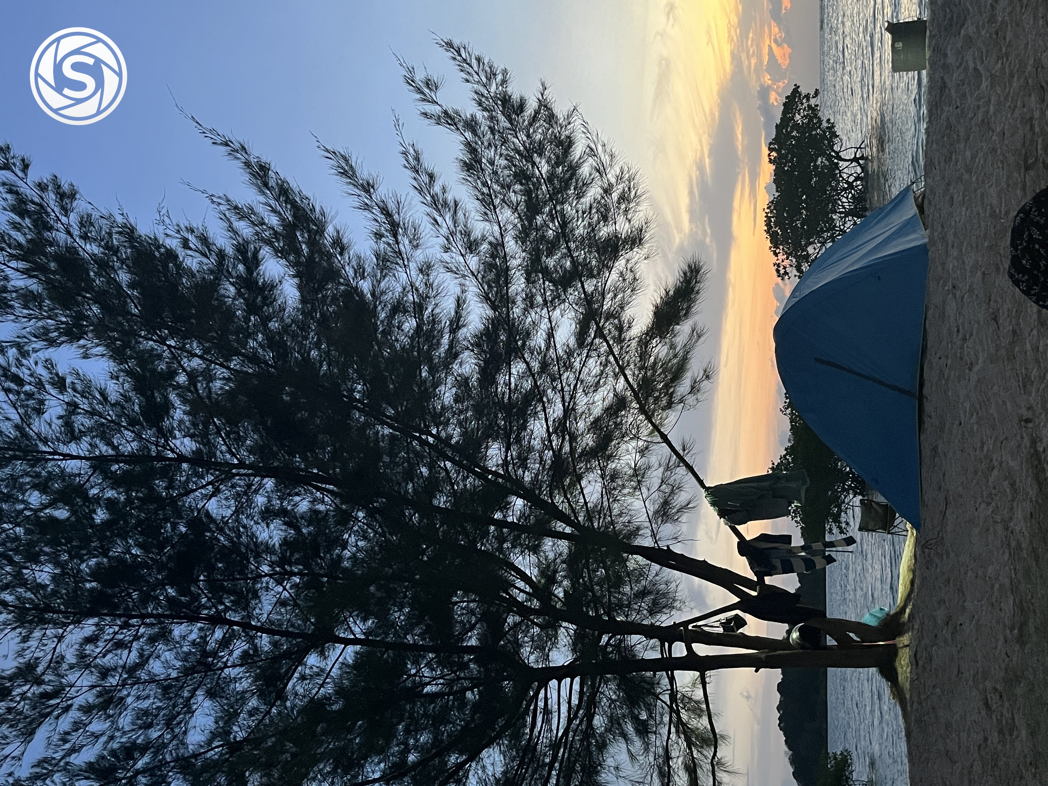 Pemandangan sunset di pantai - foto oleh Realene Siahaan di PictStock