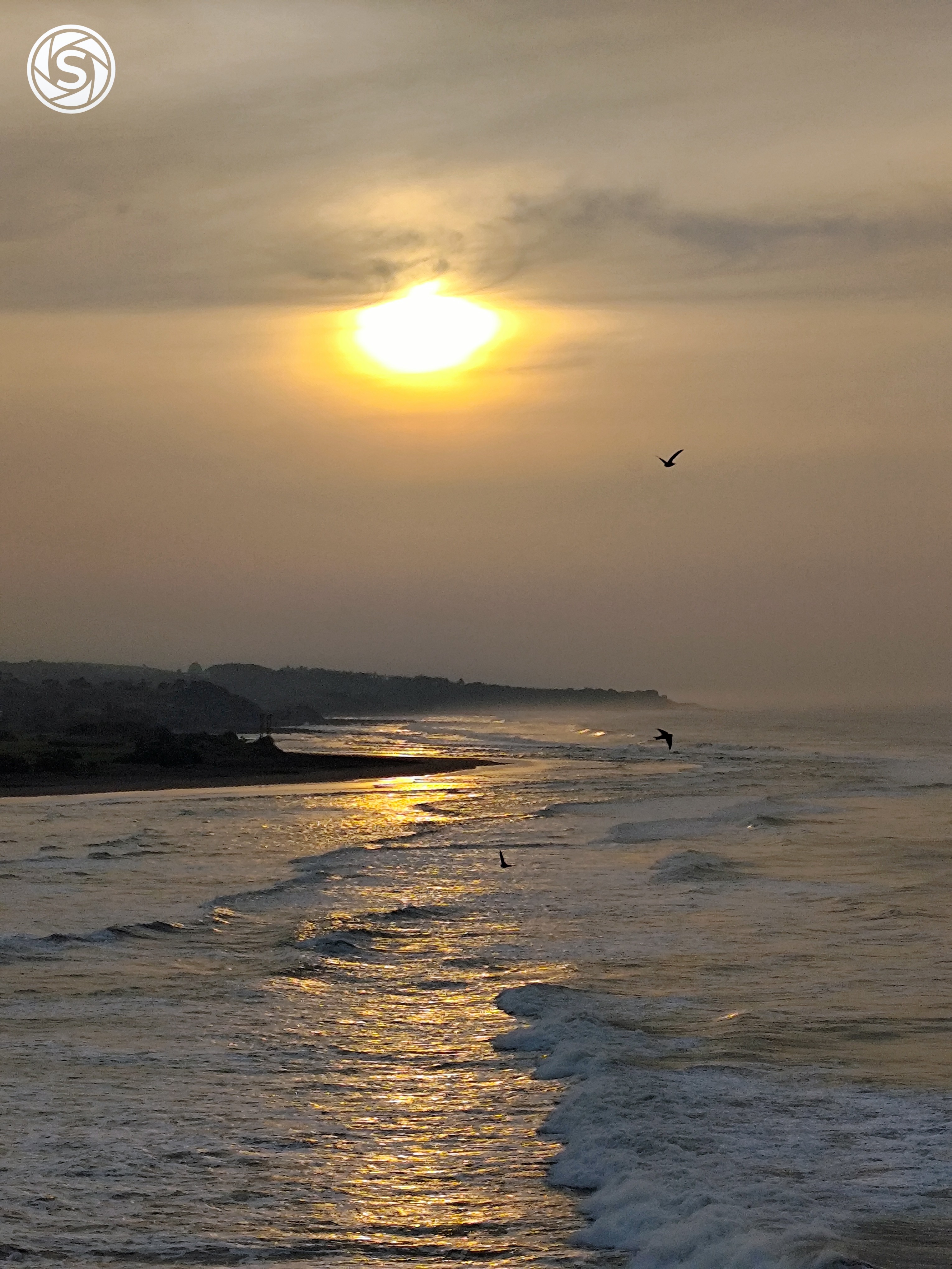 Pemandangan Sunrise di pantai puncak guha - foto oleh M Fik di PictStock