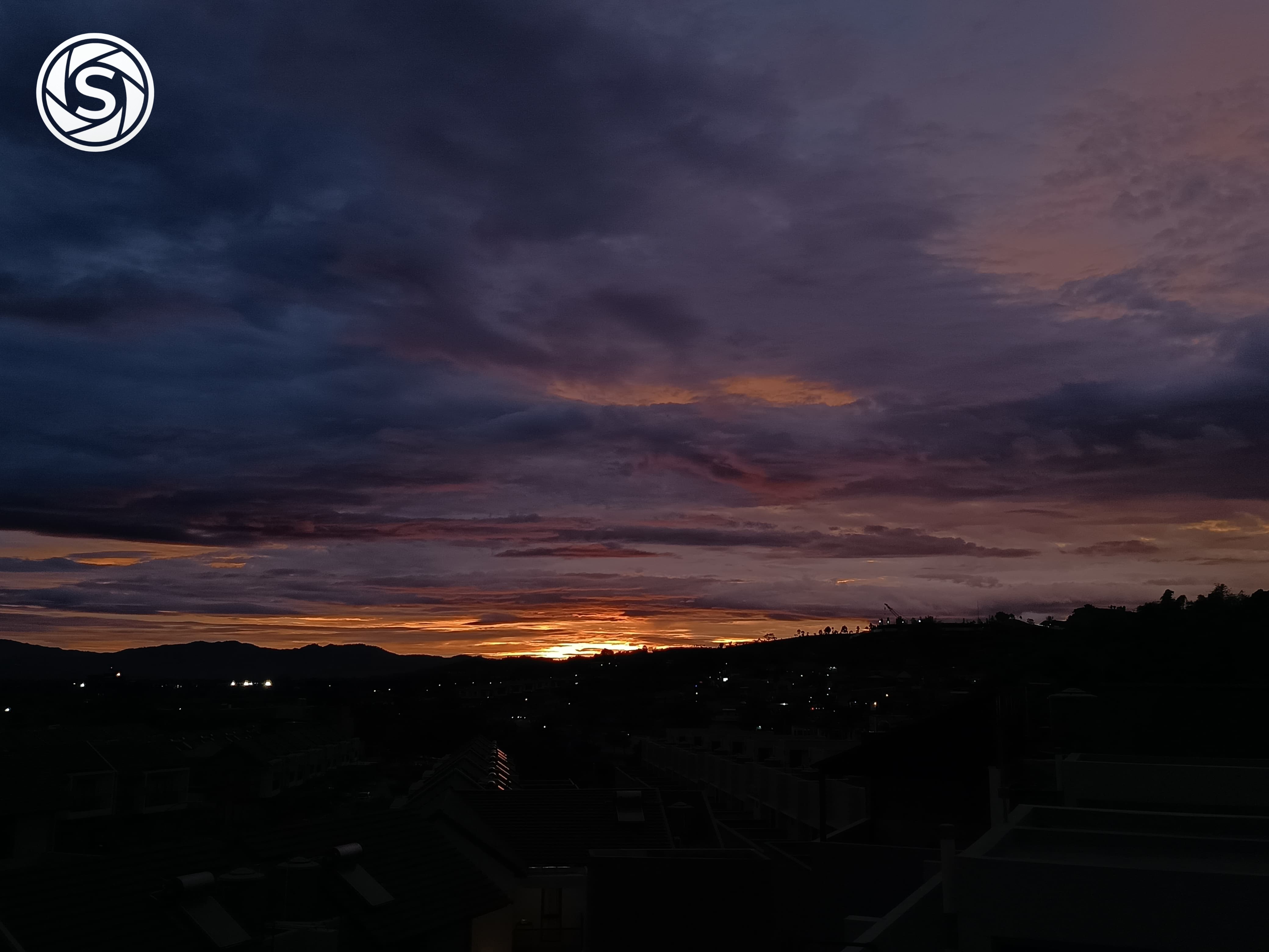 Pemandangan sunset di tepi kota - foto oleh Ranggaa Rxsaalmsyah di PictStock