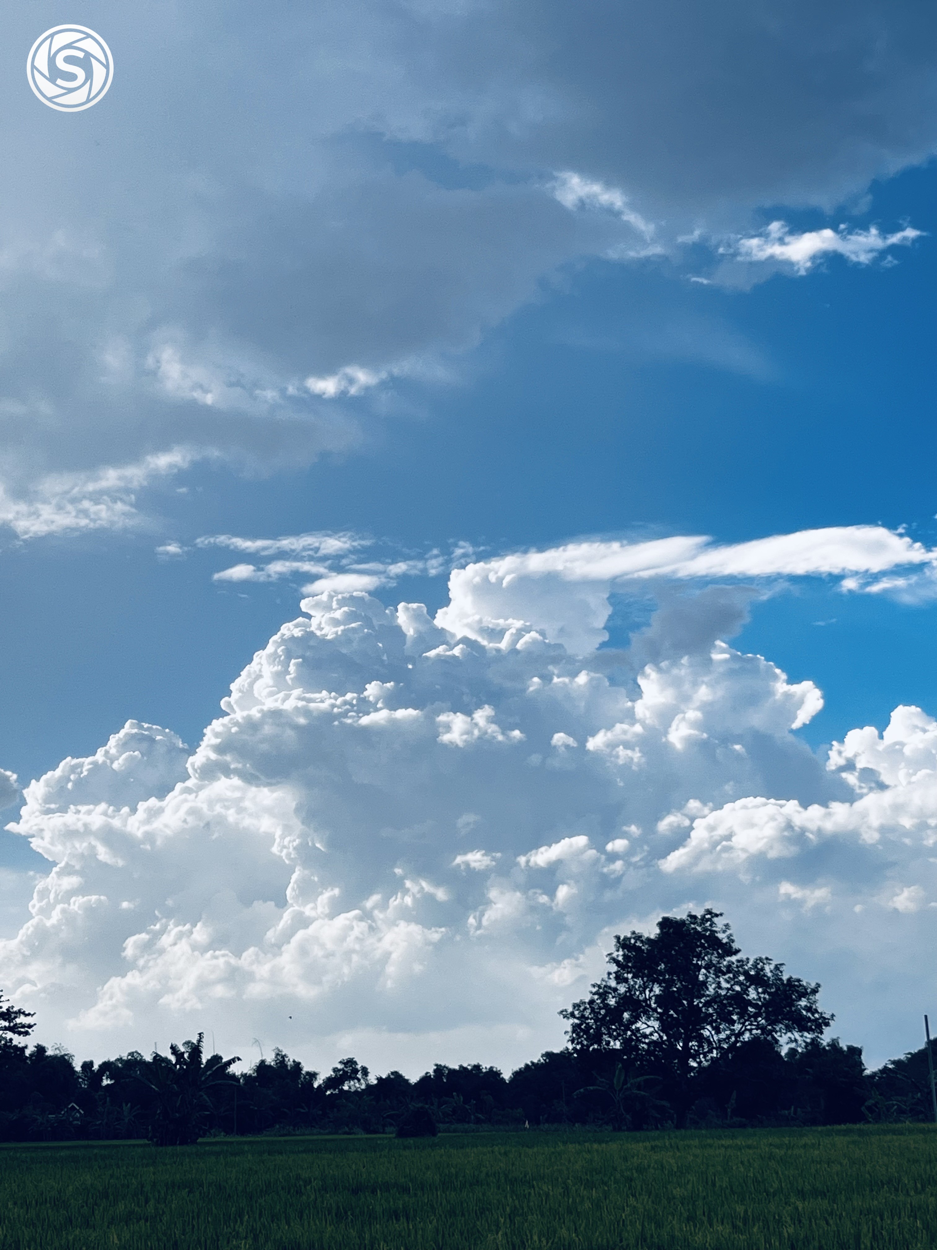 Sawah dengan awan - foto oleh Irul Basori di PictStock