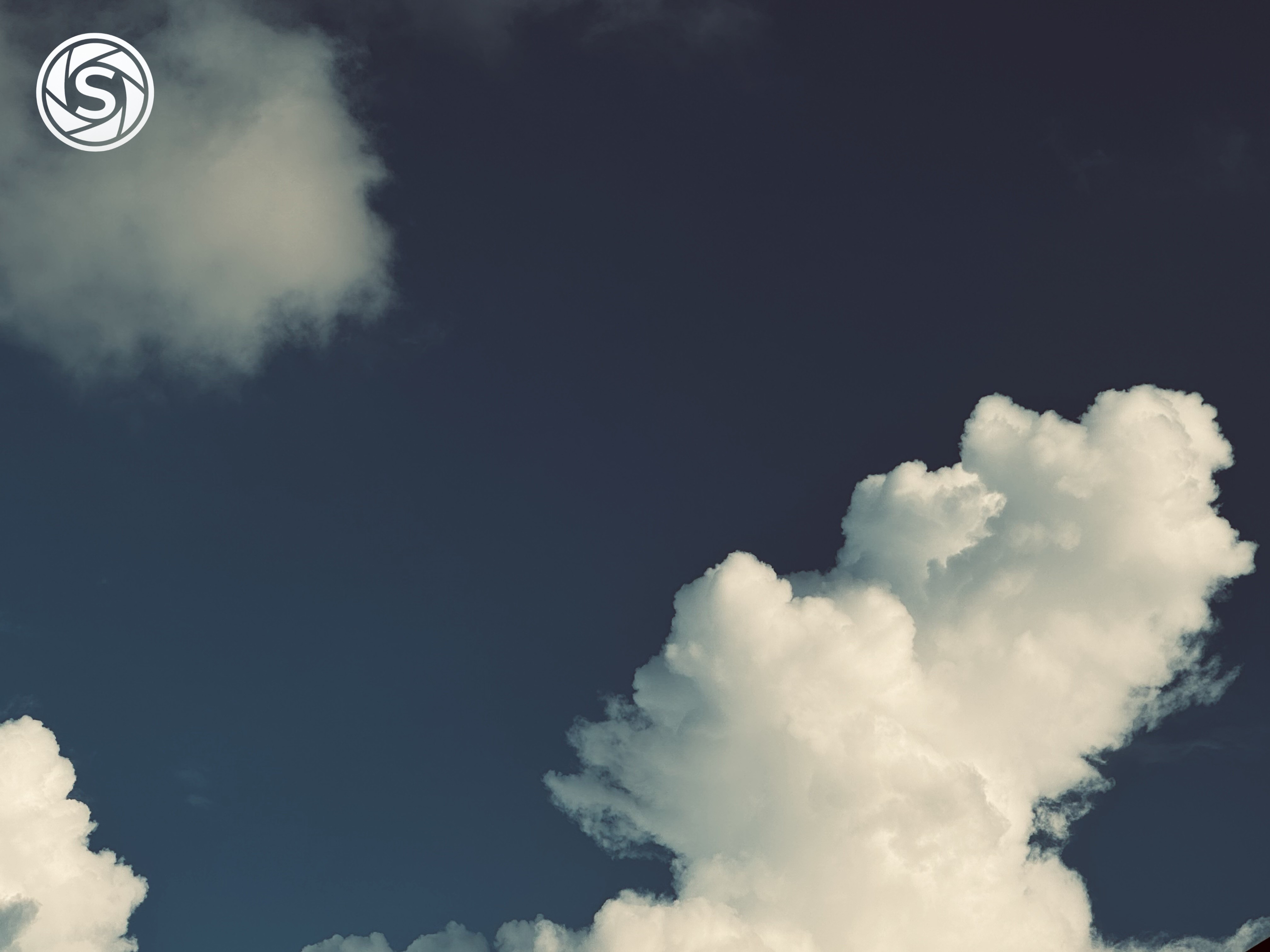 Langit Biru Cerah dengan Awan Putih - foto oleh Moh Asmuliadi di PictStock