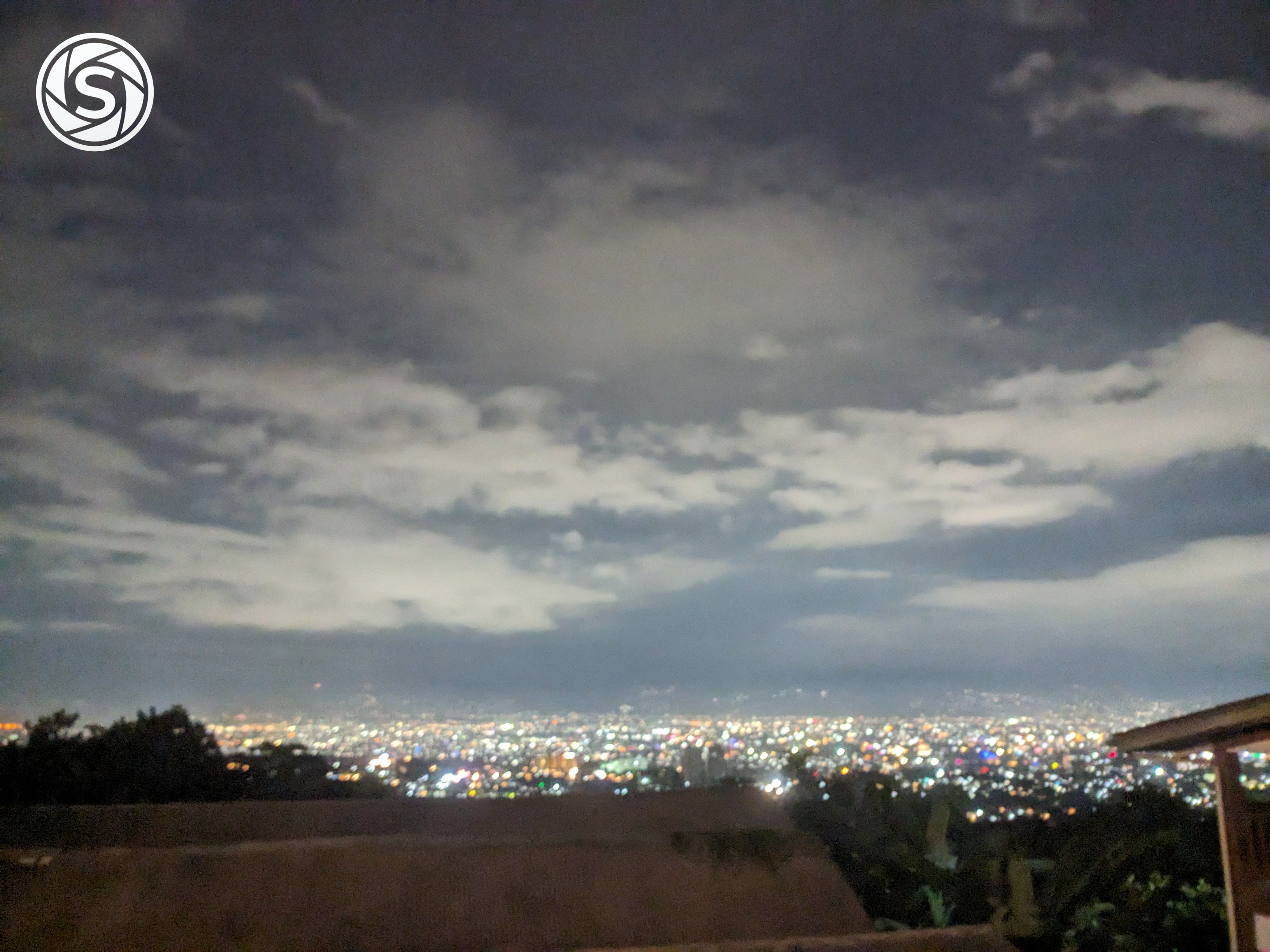Pemandangan langit malam hari - foto oleh Arul Sayid di PictStock