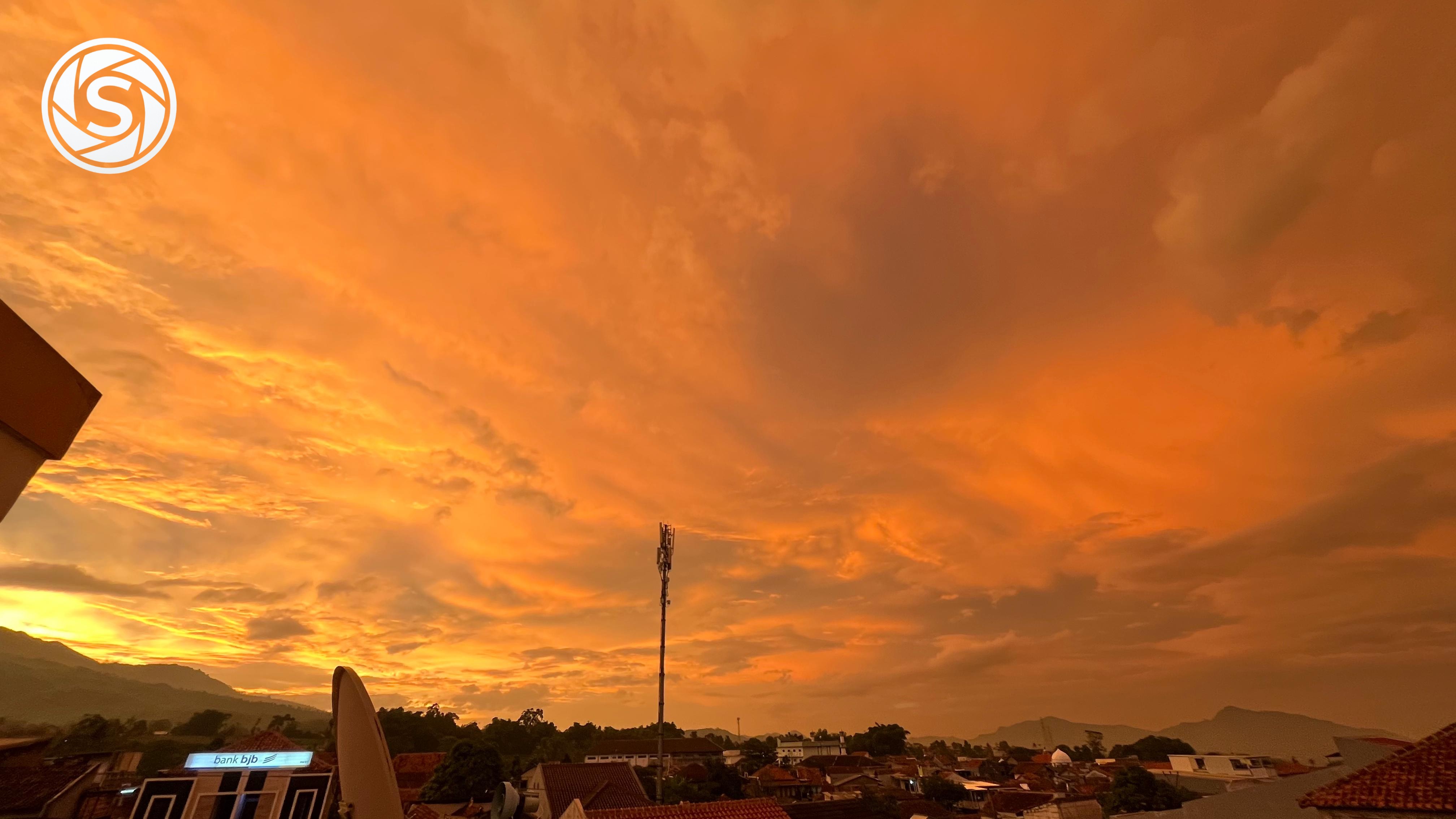 Pemandangan sunset - foto oleh Arul Sayid di PictStock